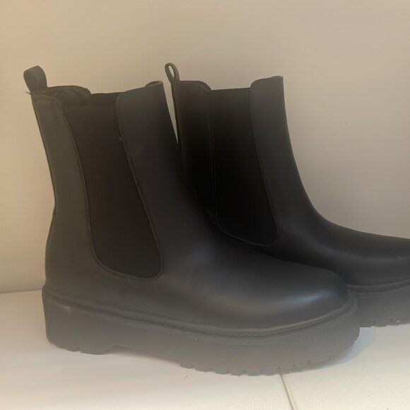 Stylish Black Chunky Chelsea Boots - Size 8.5 - Picture 2 of 9